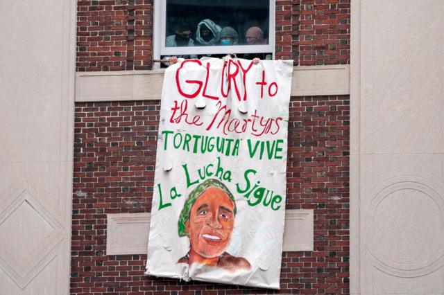 Pancarta con la leyenda "Gloria a los mártires. Tortuguita vive. La lucha sigue"