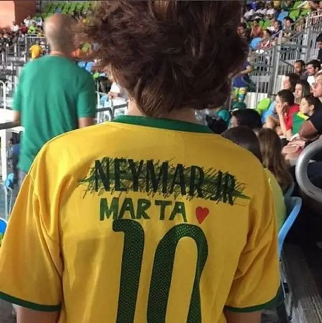 Foto que viralizou nas redes nas Olimpíadas de 2016, de um menino com a camisa 10 da seleção brasileira, com o nome de Neymar riscado e o nome da jogadora Marta escrito a caneta, com um coração vermelho ao lado