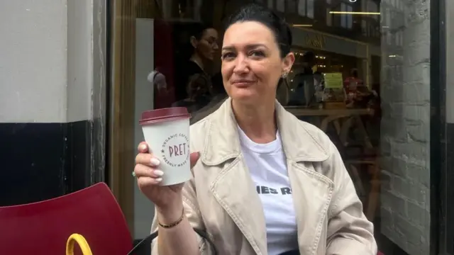 ميموزا تحمل كوبا من مشروب يقدمه مقهى بريت