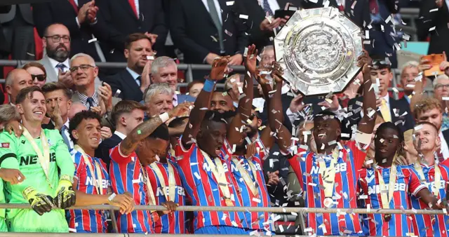 مارك غيهي، لاعب كريستال بالاس يرفع الكأس خلال مباراة درع الاتحاد الإنجليزي لكرة القدم لعام 2025 بين كريستال بالاس وليفربول على ملعب ويمبلي في لندن.