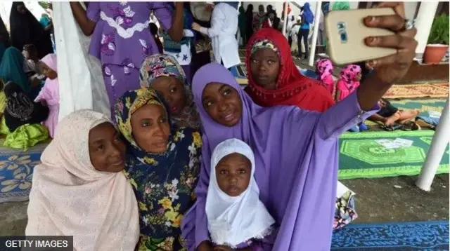 Awọn Musulumi lobinrin to sẹsẹ kirun ni Yidi n fi foonu ya aworan