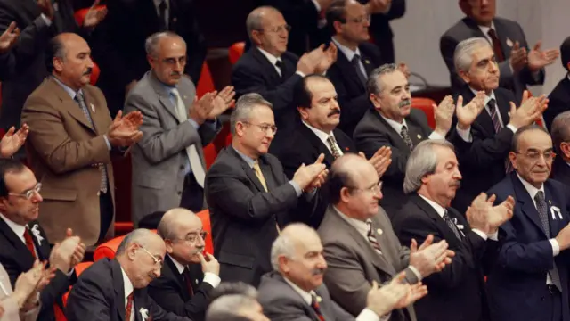 1 Mart tezkeresinin görüşüldüğü gün, TBMM'deki CHP'li milletvekilleri, ayakta alkışlarla hükümeti protesto ediyor. 