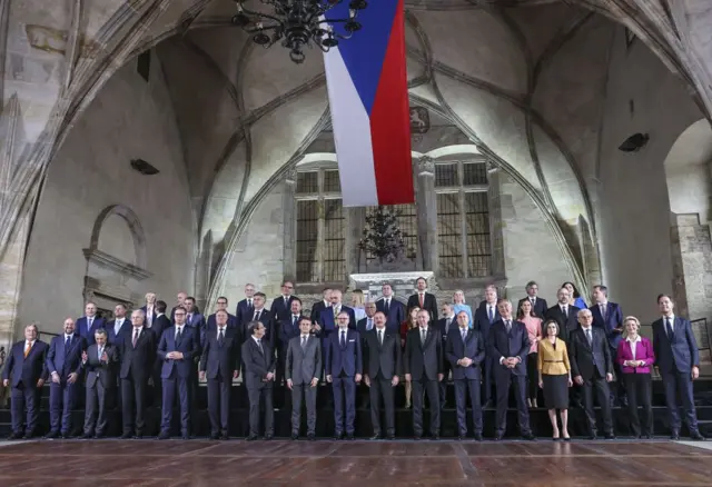  Cumhurbaşkanı Recep Tayyip Erdoğan, 6 Ekim 2022'de Çek Cumhuriyeti'nin Prag kentinde düzenlenen Avrupa Siyasi Topluluğu'nun (AİK) ilk toplantısında ülke liderleriyle fotoğraf çektiriyor.