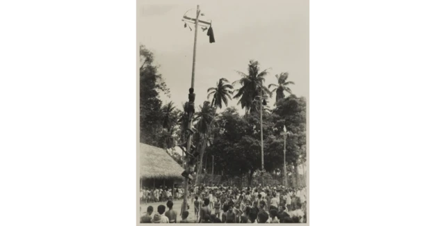Panjat pinang pada Hari Ratu di sebuah sekolah di Bali.