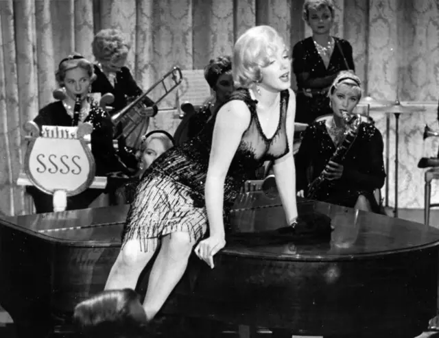 Назву комедії з Мерилін Монро Some like it hot радянська цензура замінила на більш "невинну" - "У джазі тільки дівчата"