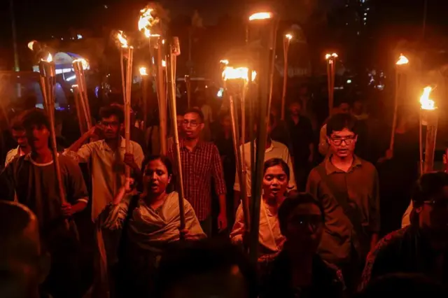 ပိုးဟပ်ပါတီအဖွဲ့နဲ့ တစ်သားတည်း ရှိကြောင်း ဘင်္ဂလားဒေ့ရှ် လူငယ်တွေ မီးတိုင်ထွန်း ချီတက် ဆန္ဒထုတ်ဖော်နေကြပုံ