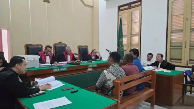 Tiga kepala desa dihadirkan sebagai saksi dalam persidangan kasus dugaan korupsi pekerjaan pembuatan video profil desa di ruang sidang Cakra VIII, Pengadilan Tindak Pidana Korupsi pada Pengadilan Negeri Medan, Senin (26/1/2026).