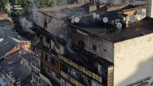 руйнування у Києві, видно верхівку обгорілого будинку