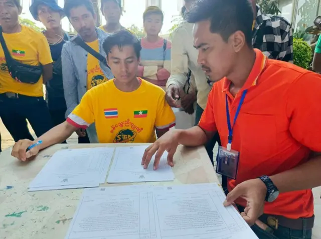 ဘဏ်အကောင့်ကို ပြန်ပိတ်ဖို့ ကြိုးစားနေကြတဲ့ မြန်မာအလုပ်သမားတွေ