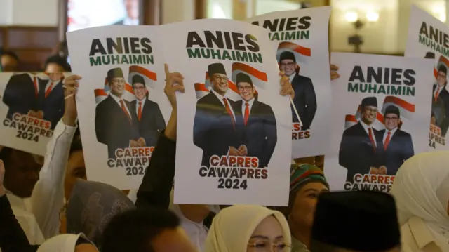 Sejumlah pendukung mengangkat poster bergambar bakal calon presiden Anies Baswedan dan bakal calon wakil presiden Muhaimin Iskandar saat Deklarasi Capres-Cawapres 2024 di Hotel Majapahit, Surabaya, Jawa Timur, Sabtu (2/9/2023).