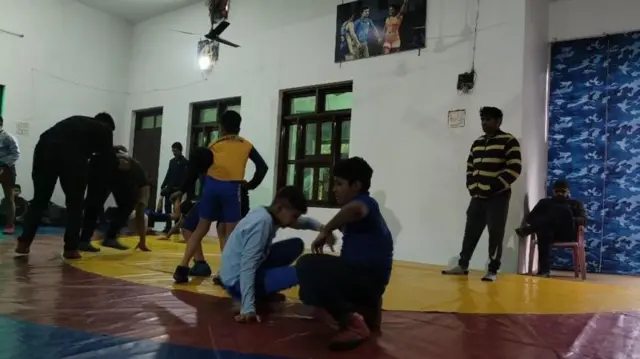आखाड्यामध्ये सराव करणारी मुलं