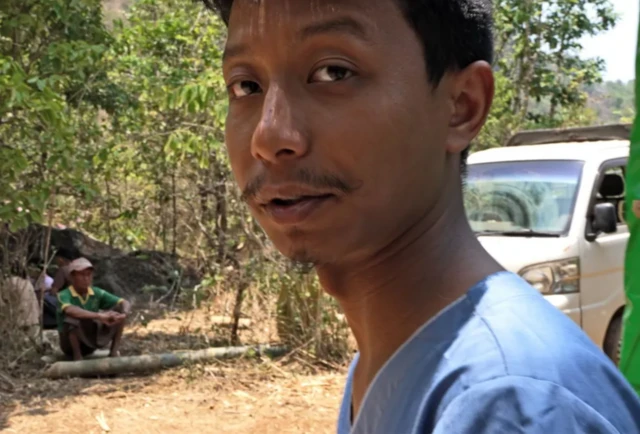 반군이 장악한 정글에 숨겨진 비밀 병원에서 일하는 의사, 요리