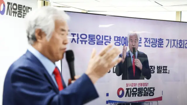 전광훈 사랑제일교회 목사가 24일 오전 서울 여의도 자유통일당사에서 대선 출마 기자회견을 하고 있다