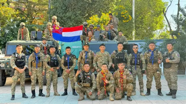 KNA တပ်ဖွဲ့ဝင်တချို့ (ပုံဟောင်း)