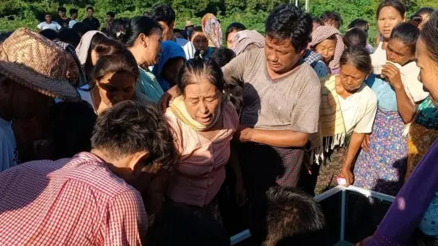 လက်ယက်မကျေးရွာ လေကြောင်းတိုက်ခိုက်ခံရမှုမှာ သေဆုံးခဲ့သူတွေရဲ့ နာရေးကို မြင်တွေ့ရတာဖြစ်ပြီး ငိုကြွေးနေကြတဲ့ အသုဘရှုကြသူတွေကိုလည်း တွေ့ရပါတယ်။