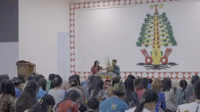 Antropolog Gauri Vidya Dhaneswara mengatakan ada beberapa kemiripan tata ibadah antara Kaharingan dengan Hindu. 