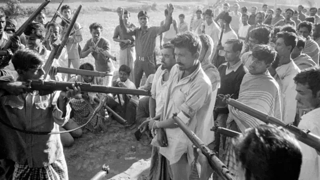 একাত্তরের মুক্তিযুদ্ধের সময় একদল রাজাকারকে ঘিরে ধরেছে মুক্তিবাহিনীর সদস্যরা