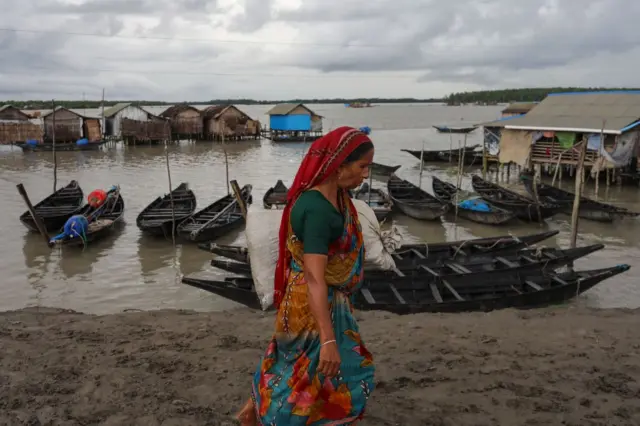 ন্যাপে বলা হয়েছে যে প্রতিবছর বাংলাদেশের প্রায় ১০ হাজার হেক্টর জমি নদী ভাঙনের শিকার হয়।