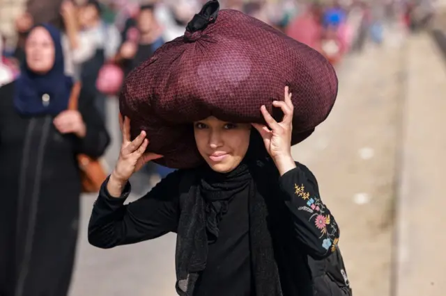 Palestina de Gaza entre los habitantes del norte que caminaron hacia el sur para salvar sus vidas