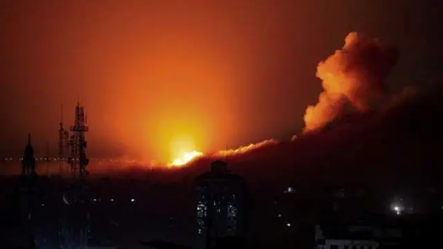 সোমবার সন্ধ্যায় গাজার পশ্চিমাঞ্চলে ইসরায়েলি বিমান হামলার চিত্র