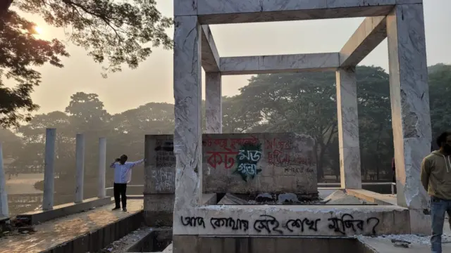 ৩২ নম্বরে শেখ মুজিবের ম্যুরাল ভেঙে ফেলা হয়েছে