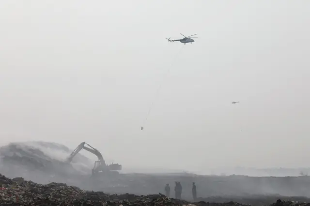 Helikopter water bombing melaksanakan pemadaman kebakaran TPA Jatiwaringin melalui udara pada Senin (6/7).