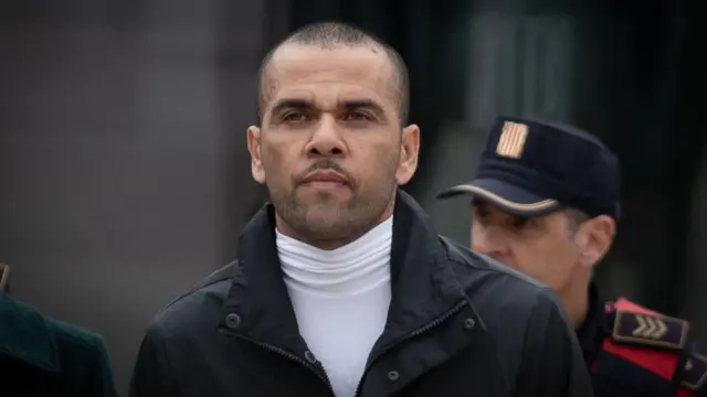 Daniel Alves ao deixar a prisão após pagar fiança em março de 2024