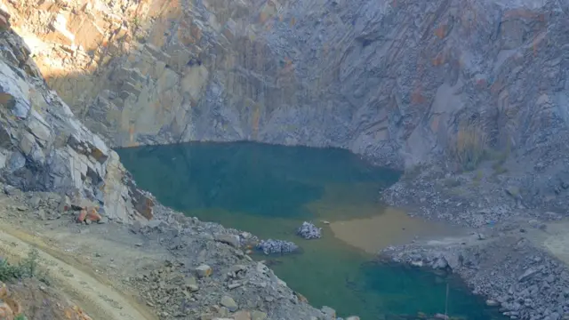 जहां कभी पहाड़ थे वहां अब ग़हरी खाइयां हैं