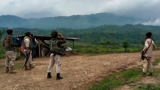 बिष्णुपुर में गश्त लगाते सुरक्षाकर्मी (जून 2023)