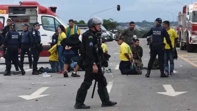 রোববার গ্রেফতার করা হয়েছিল ৩০০ জনকে