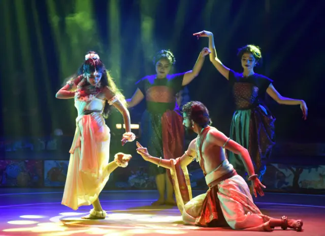 মহাভারতে বর্ণিত শকুন্তলা - দুষ্মন্তের পুত্র ভরতের নাম থেকেই ভারত শব্দটি এসেছে বলে জনপ্রিয় ধারণা আছে। ন্যাশানাল স্কুল অফ ড্রামায় শকুন্তলা নাটকের একটি দৃশ্য