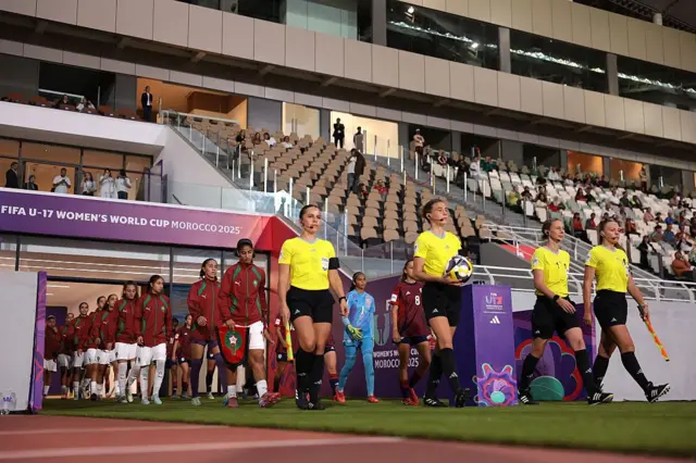 Les arbitres lors du match de la Coupe du Monde Féminine U-17 de la FIFA, Maroc 2025, entre le Costa Rica et le Maroc, au Complexe sportif annexe du Stade olympique Prince Moulay Abdellah, le 24 octobre 2025 à Rabat, au Maroc.