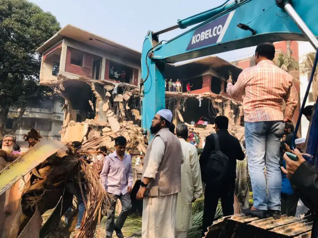 ধানমন্ডি ৩২ নম্বরের বাড়িটি এক্সকাভেটর দিয়ে ভাঙা হচ্ছে
