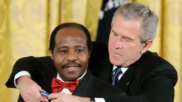 Perezida George W Bush yambika Rusesabagina Presidential Medal of Freedom muri White House mu 2005