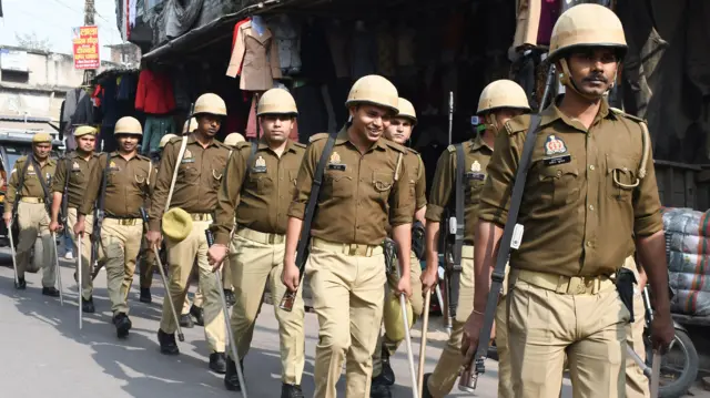 संभल में तनावग्रस्त इलाके़ में उत्तर प्रदेश पुलिस की फ्लैग मार्च