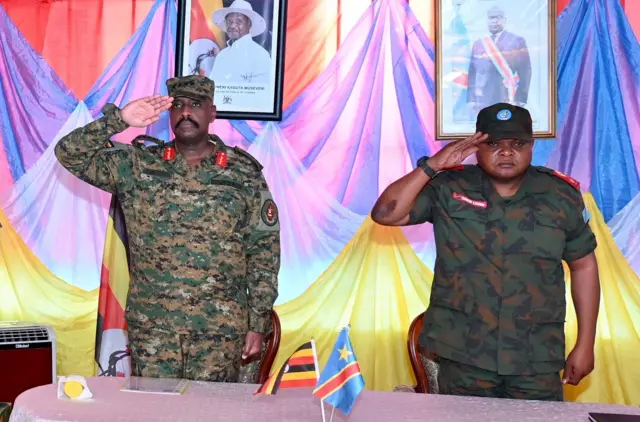 Mu kwezi gushize, abagaba b'ingabo za Uganda (Gen Muhoozi ibumoso) na DR Congo (Gen Tshiwewe iburyo) bahuriye ku mupaka wa Kasindi baganira kandi bishimira intambwe yatewe mu kurwanya umutwe wa ADF