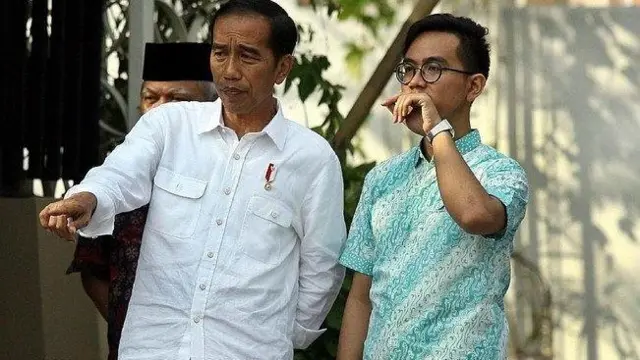 Presiden Jokowi akan memberikan tanda kehormatan Satyalancana Karya Bhakti Praja Nugraha kepada 15 kepala daerah yang berprestasi. Dua di antaranya adalah Wali Kota Surakarta, Gibran Rakabuming Raka dan Wali Kota Medan, Bobby Nasution.