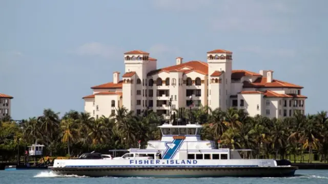 Balsa se locomovendo na Fisher Island