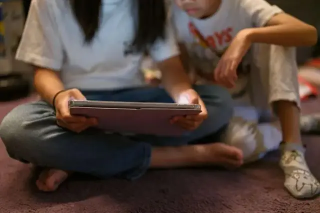 मुलं सोशल मीडियाचा वापर अनेक कारणांसाठी, एकमेकांशी संपर्क साधण्यासाठीही करत असतात.