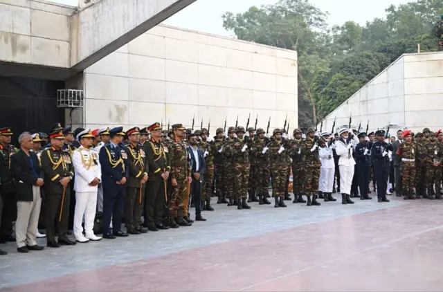 রাষ্ট্রীয় মর্যাদায় সমাহিত করার পর গার্ড অব অনার প্রদান করা হয় খালেদা জিয়াকে