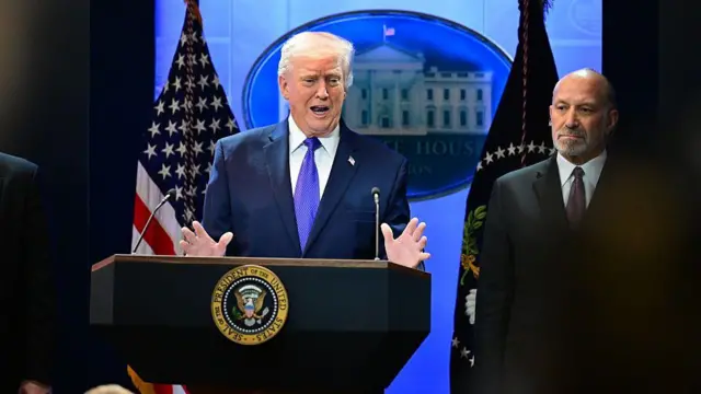 Ông Trump nói mình sẽ viện dẫn các đạo luật khác để tiếp tục áp thuế