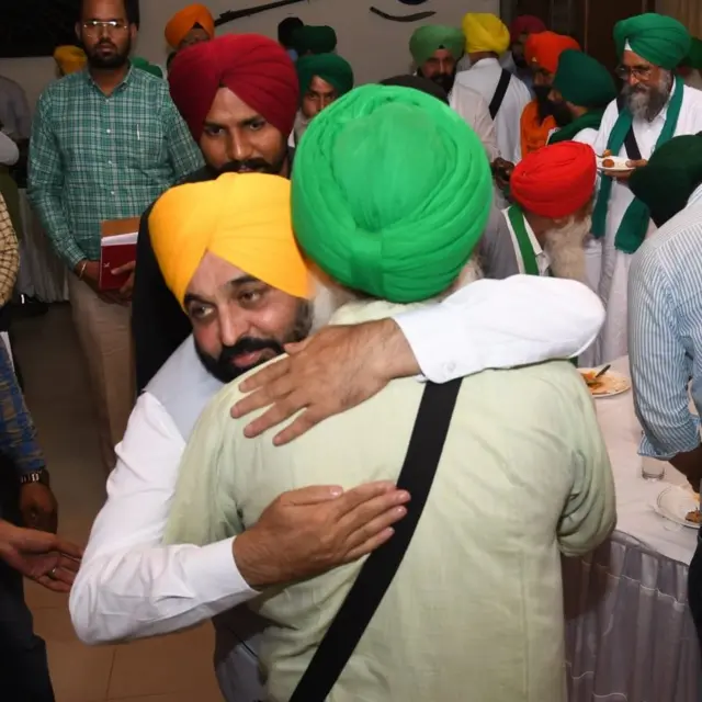 ਮੁੱਖ ਮੰਤਰੀ ਭਗਵੰਤ ਮਾਨ ਕਿਸਾਨ ਆਗੂ ਨੂੰ ਜੱਫ਼ੀ ਪਾਉਂਦੇ ਹੋਏ