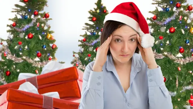 Женщина на фоне елок с головной болью