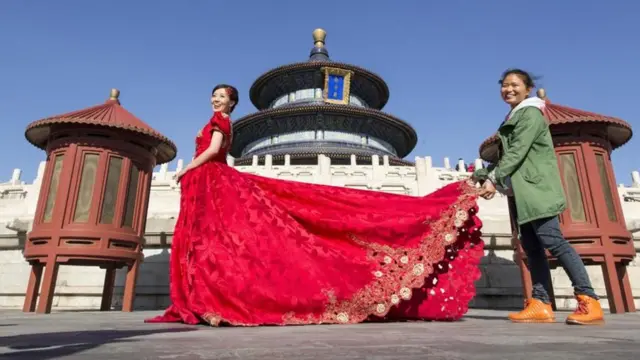 Novia china con un vestido rojo. Foto: Corbis.