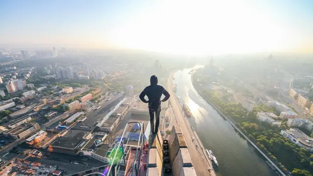 Kirill se ha subido a lo alto de prácticamente todos los edificios de Moscú.