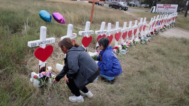 兩名婦女為紀念大規模射擊的受害者而獻花