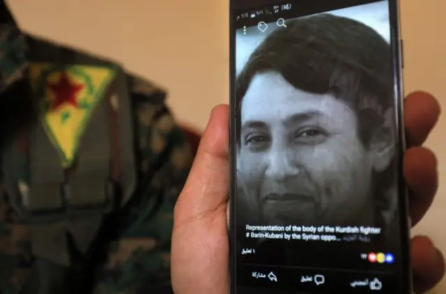 فرمانده نیروهای ی‌پ‌ژ عکس بارین کوبانی را نشان می‌دهد