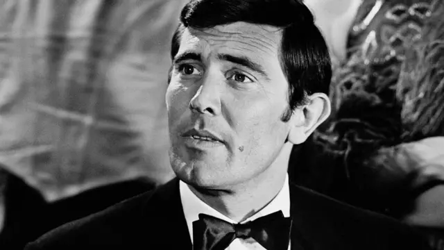George Lazenby, 2ème James Bond, était un mannequin puis acteur australien, fan de l'univers du film.