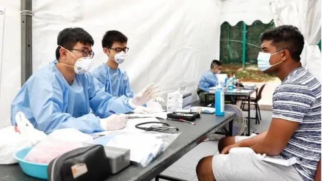 Trabajadores sanitarios en una revisión