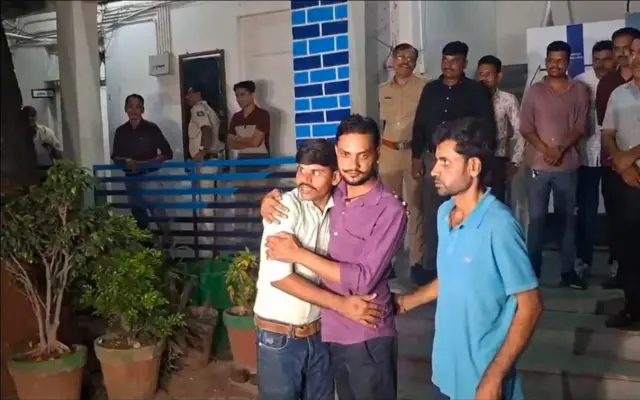 પંકજ તેનો મિત્ર નિરજ અને ભાઈ નથ્થુ સાથે